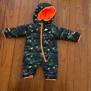 Nike snowsuit NB camo -never worn